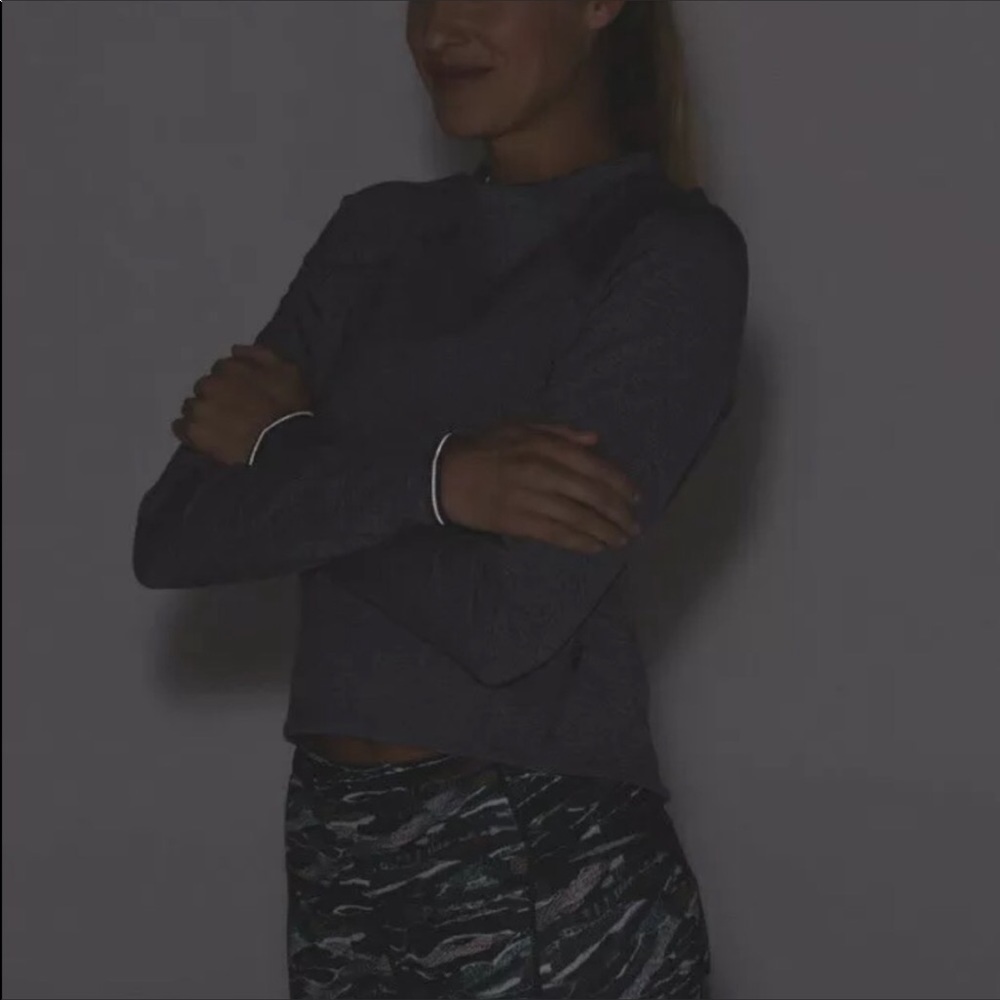 Lululemon (rare) hill and valley mock neck crop - Picture 12 of 12